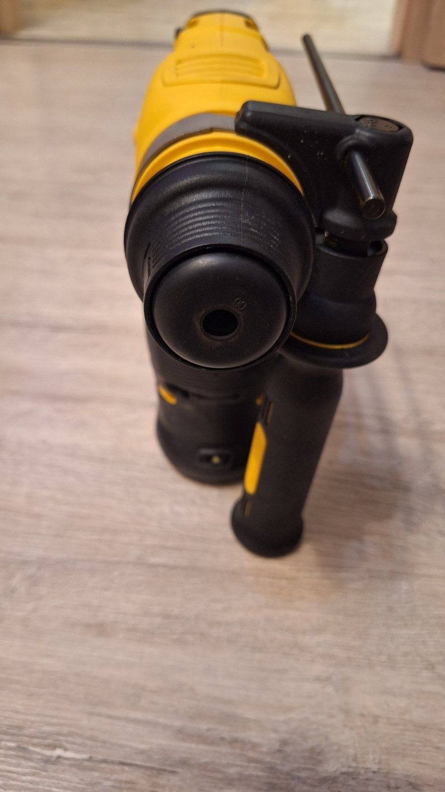 Продавам нов акумулаторен перфоратор DeWalt DCH253