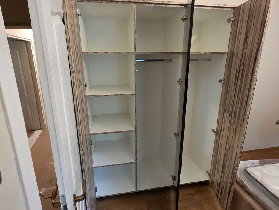 Гардероб с огледало