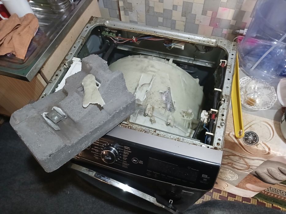 Продам стиральную машину автомат на запчасти