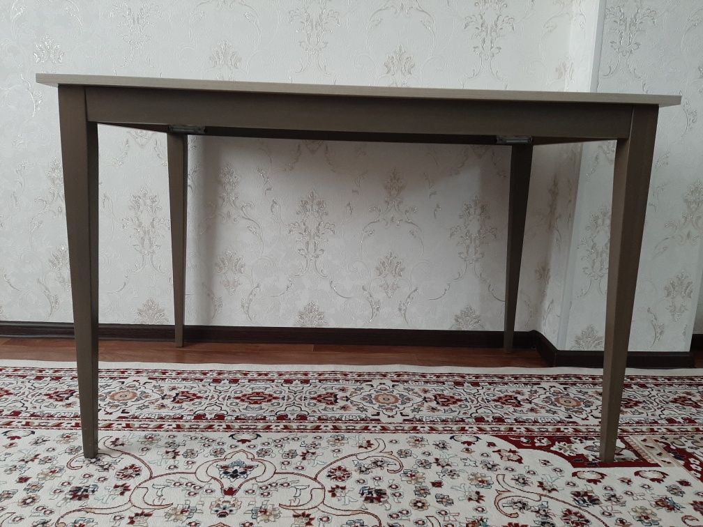 Продам стол в очень хорошем состоянии. Дуб. Сделано  в России.
