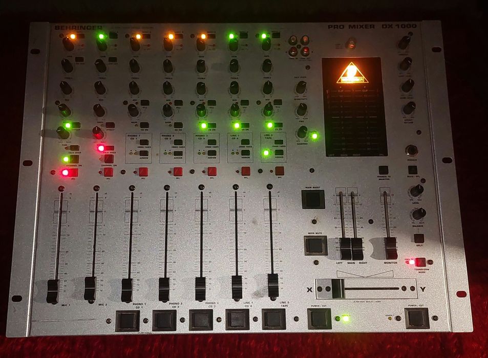 DJ Mиксер BEHRINGER
фоново оз