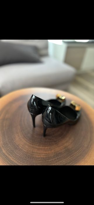 Оригинални дамски обувки черен лак на марката Louis Vitton