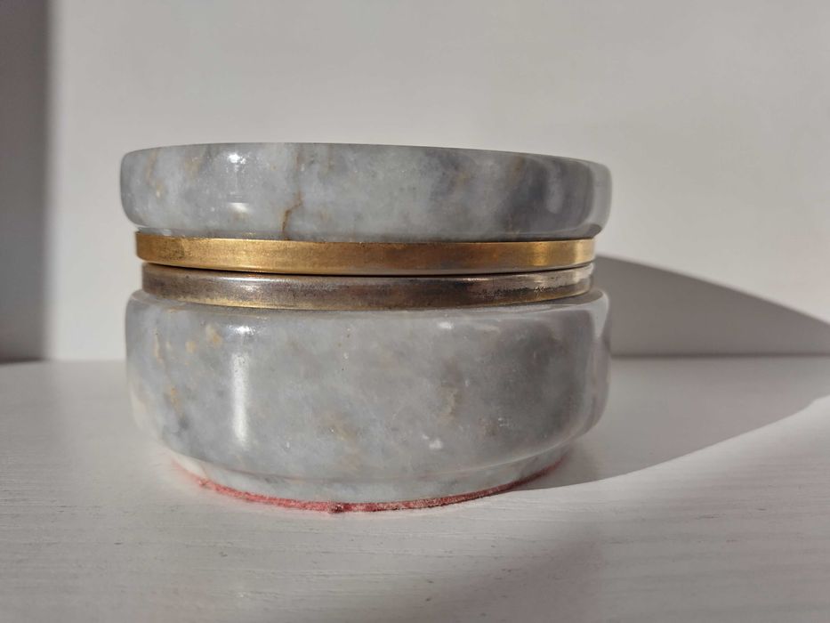 Мраморна кръгла кутия