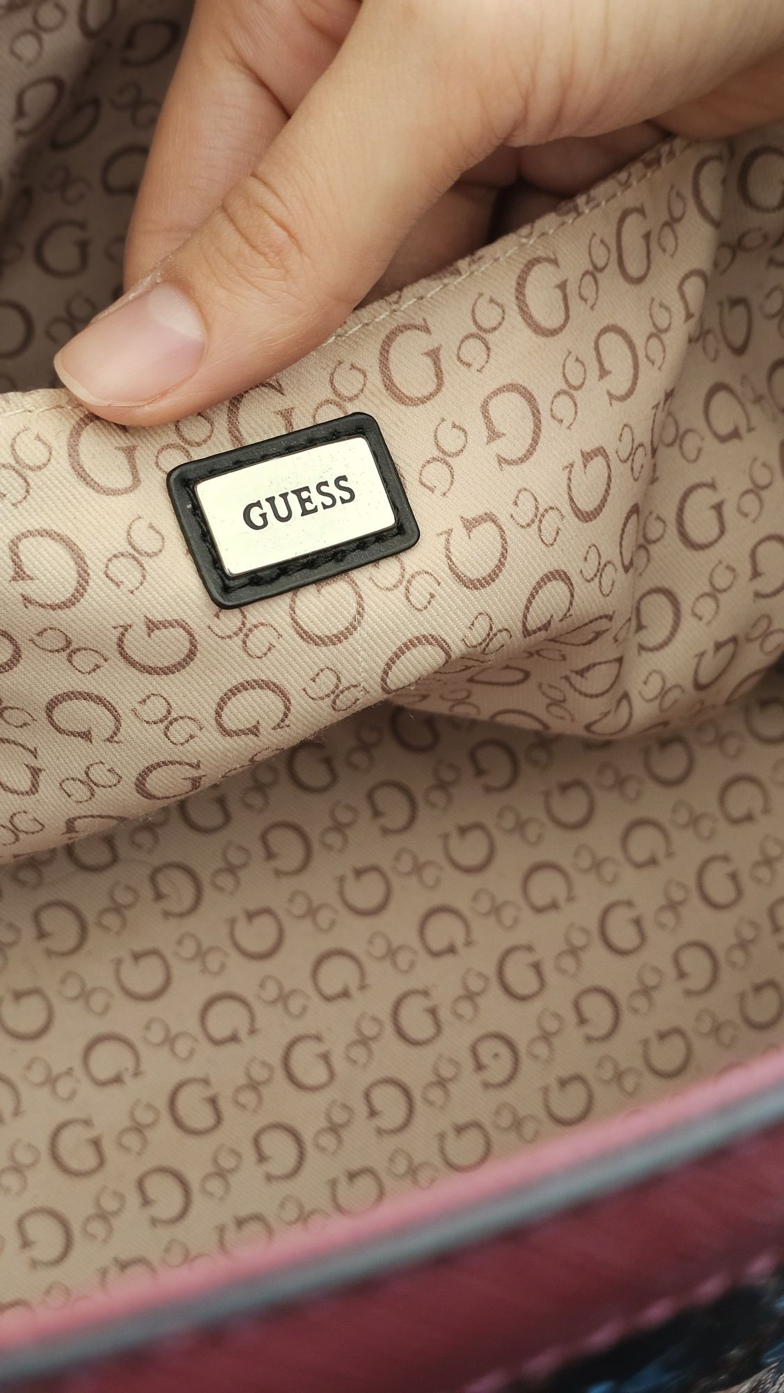 Чанта Guess от Париж