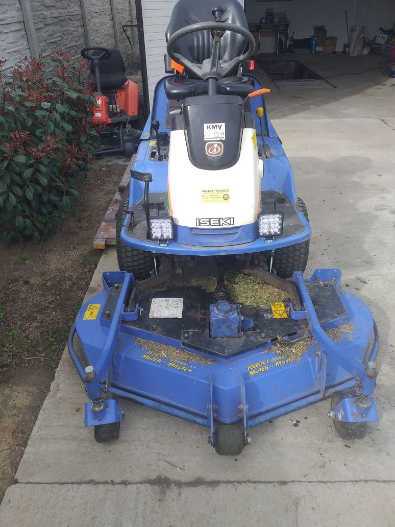 Tractoras tuns iarba