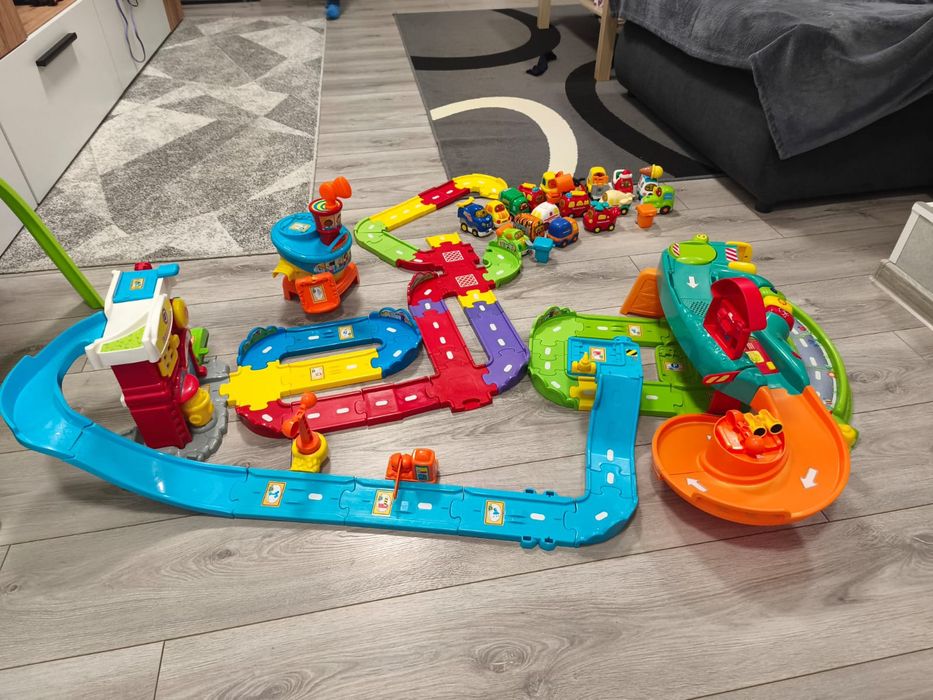 Pista Vtech Tut Tut cu 17 masinute