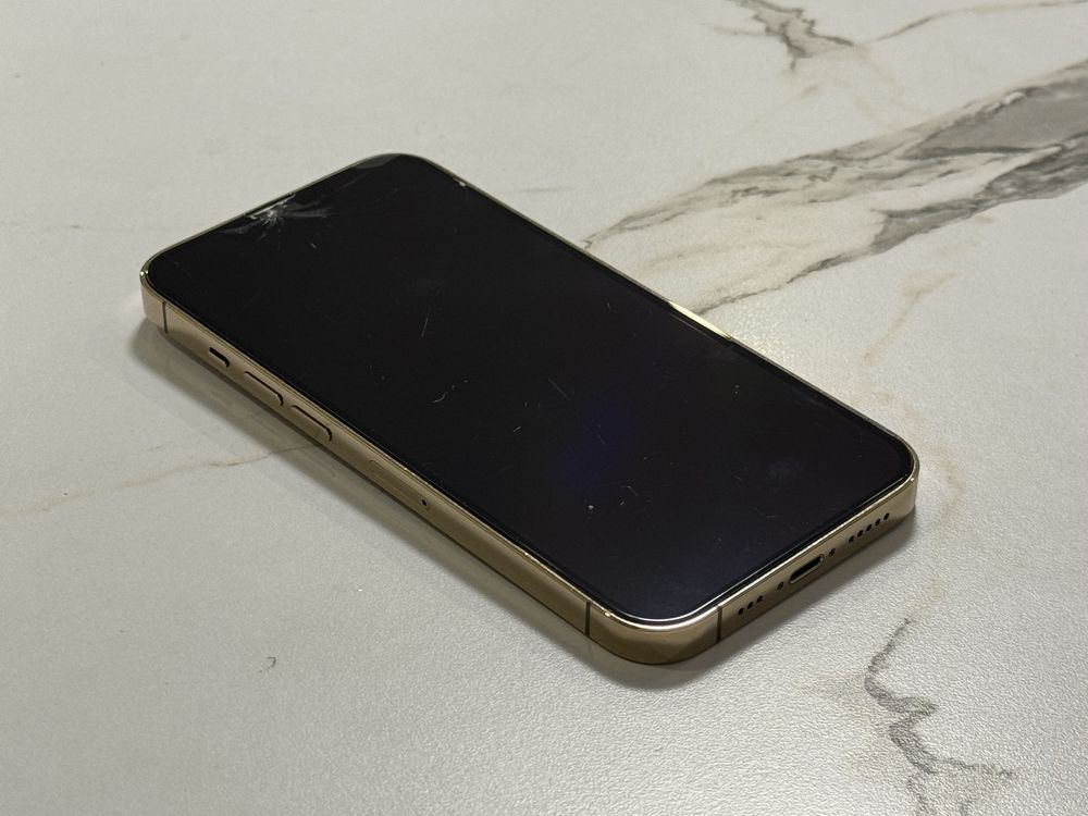 iPhone 13 Pro 256GB Gold с кейс и зарядно