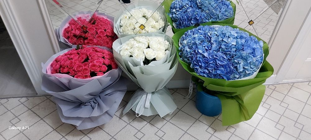 Букеты: голубая гортензия, букет белых роз, букет красных роз