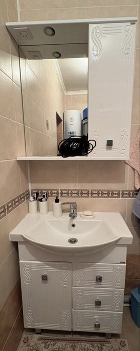 Раквина тумбочка шкаф айнасымен!