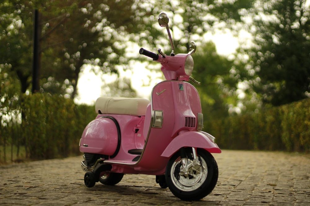 Scuter electric pentru copii Piaggio Vespa Roller 50W 12V 7Ah #Pink