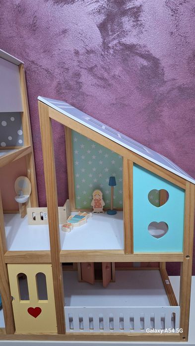 Căsuță de jucarie din lemn