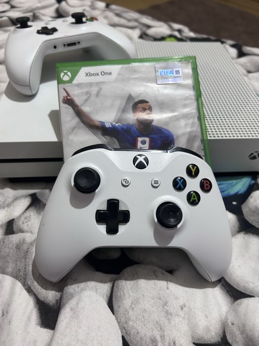 Vand xbox one s+ doua controllere si fifa 23