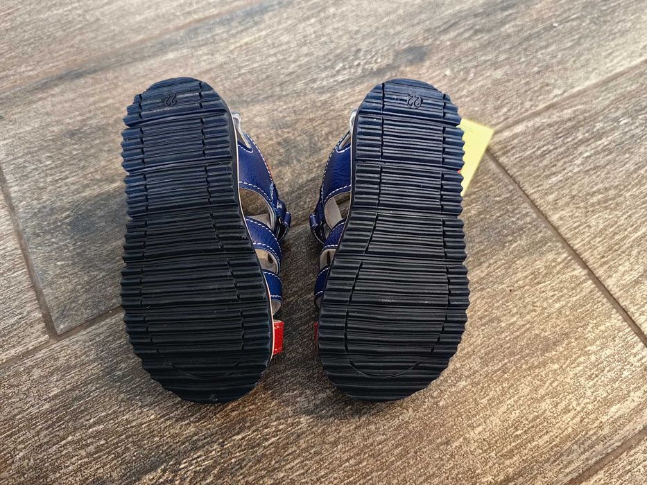 Нови детски сандали номер 22