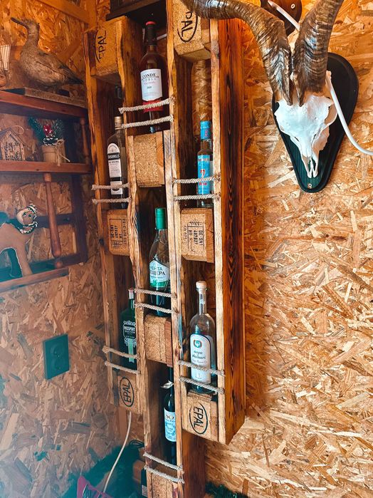 Ръчно изработени стилажи за алкохол и чаши