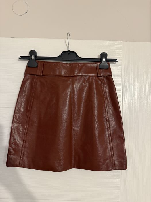 Къса кафява кожена пола Bershka