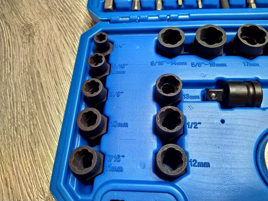 Set universal de 28 piese de extractoare pentru slabirea suruburilor