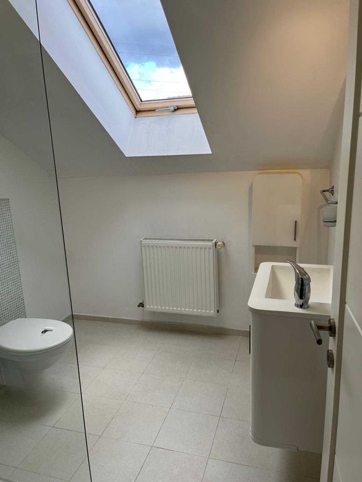 Închirez casă cu 3 dormitoare, 2 livinguri și 3 băi, curte și parcare.