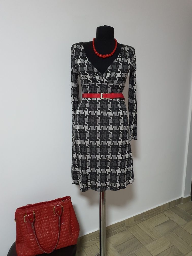 Rochie din vascoza,model clos,material moale,lungime midi, ;