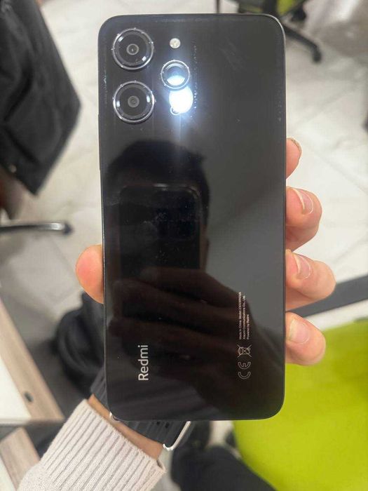 Redmi 12 , qiz bola tutgan