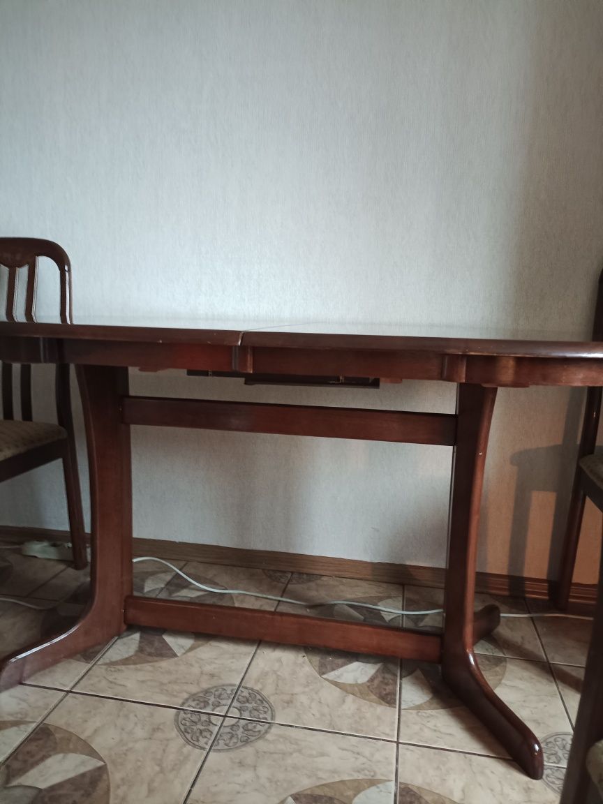 Продам стол деревянный.