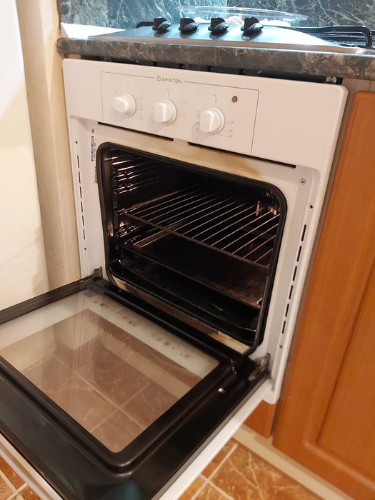 Продавам СПЕШНО фурна за вграждане Ariston