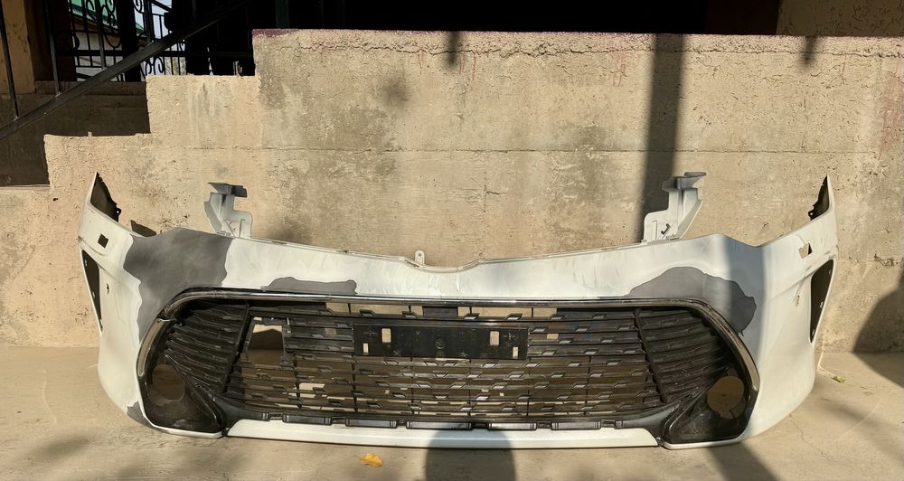 Камри 55 бампер с решеткой ОРИГИНАЛ!