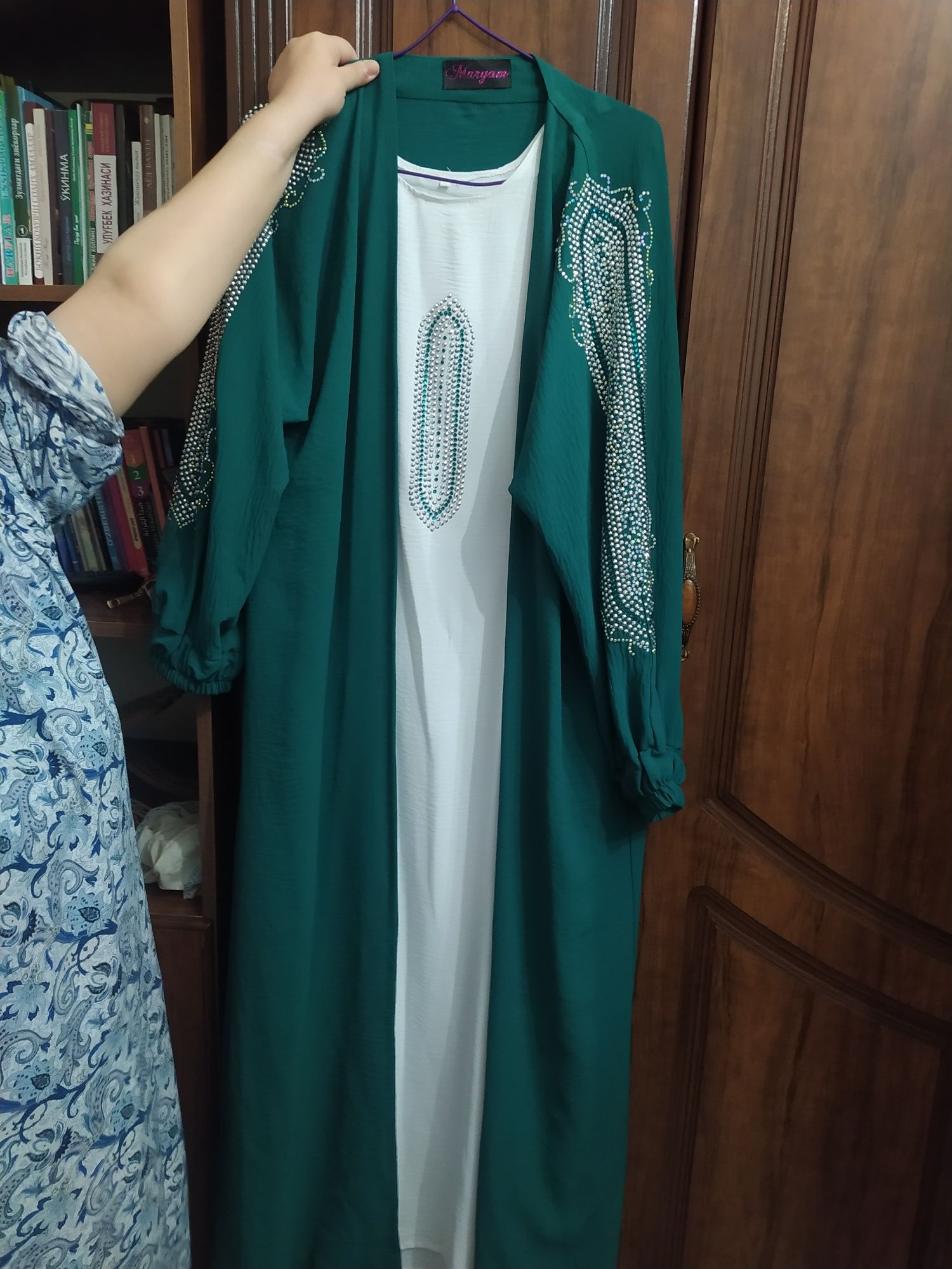 Yashil rangli toshli vecherni abaya