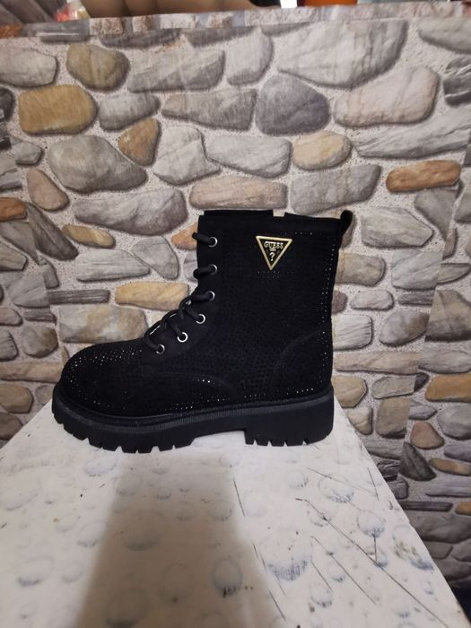 Ghete de dama Guess îmblănite 
Mărime:,38,,39,40, 41
Preț:130 lei
Adao