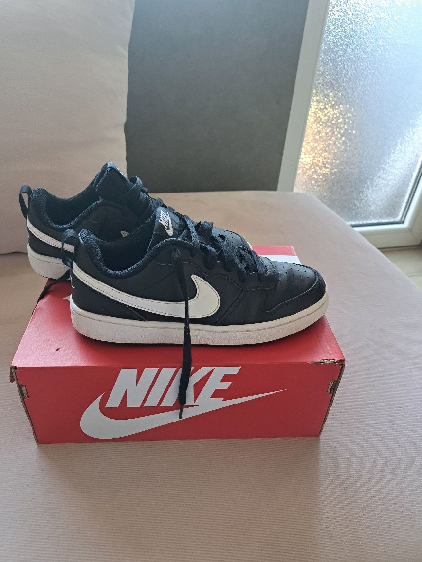 Продавам кецове Nike много запазени.