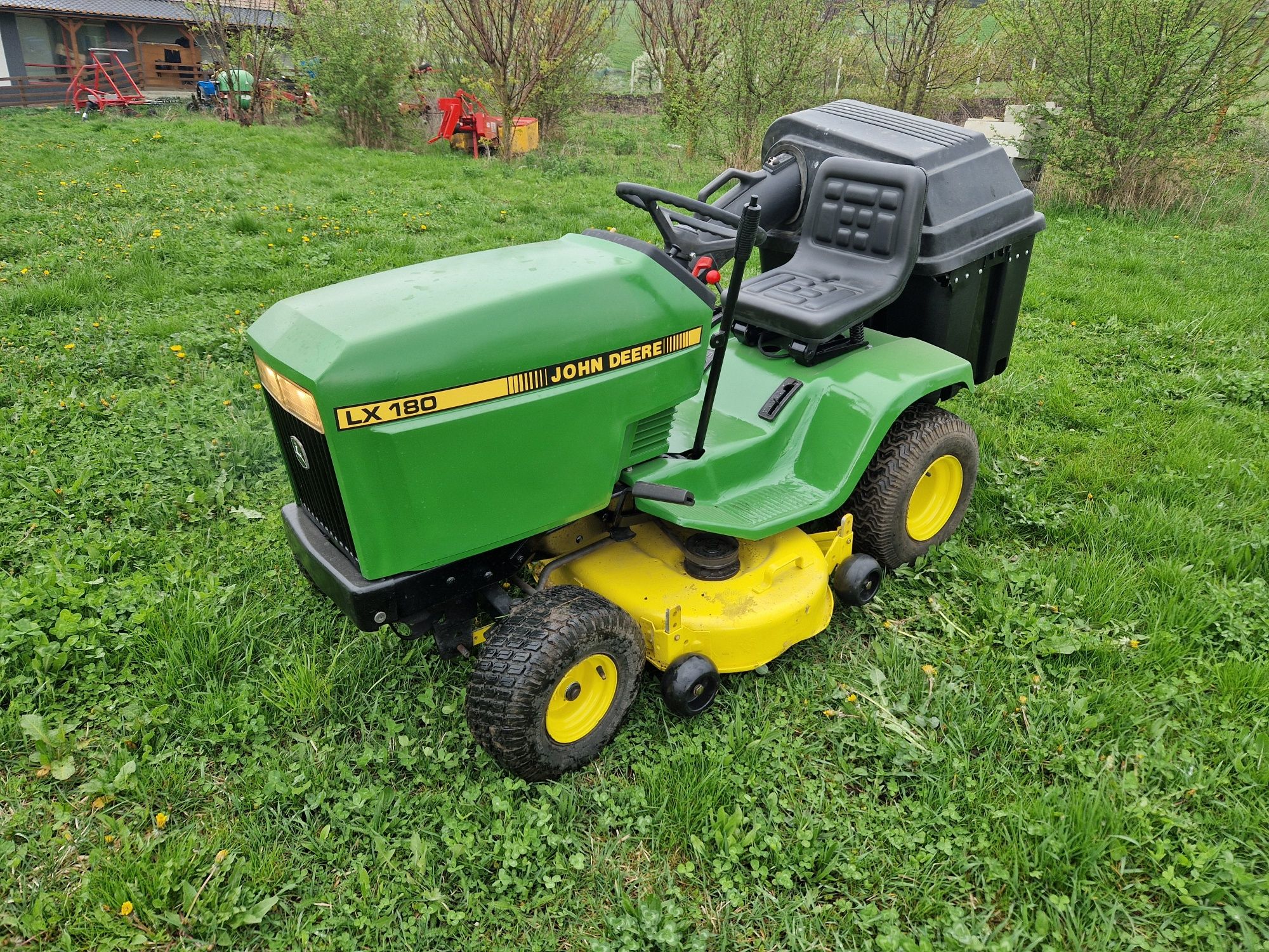 Tractoras tuns iarba John deere