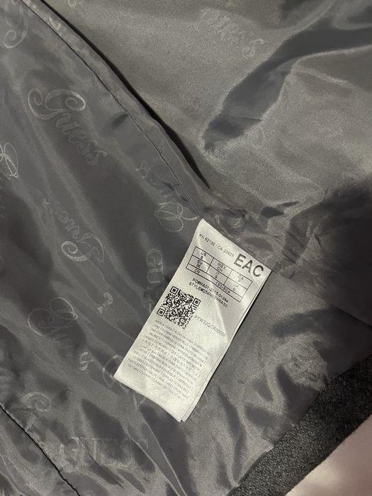 Сиво палто на Guess
