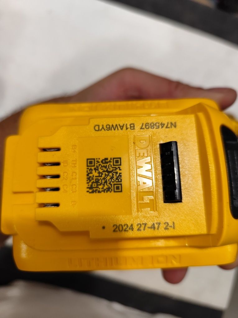Безчетков акумулаторен удърен винтоверт Девалт DeWALT DCD709 + 5Ah