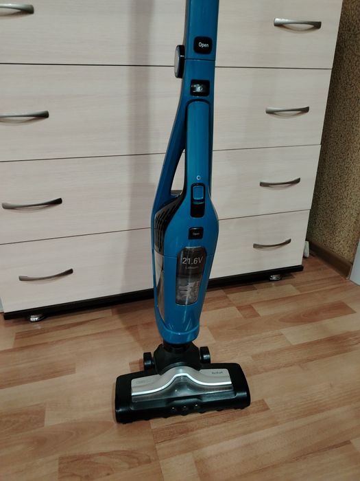 Продам вертикальный беспроводной пылесос