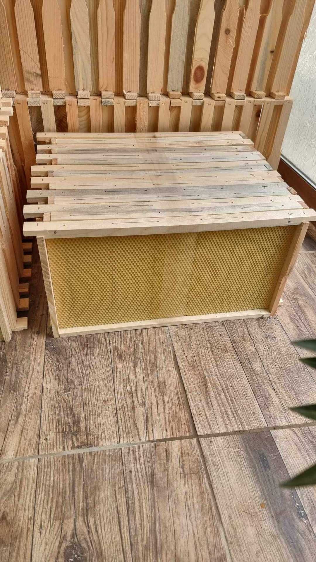 Пчелни рамки с уширител с монтирани восъчни основи