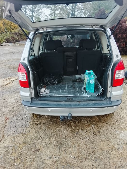 Продавам Опел Зафира