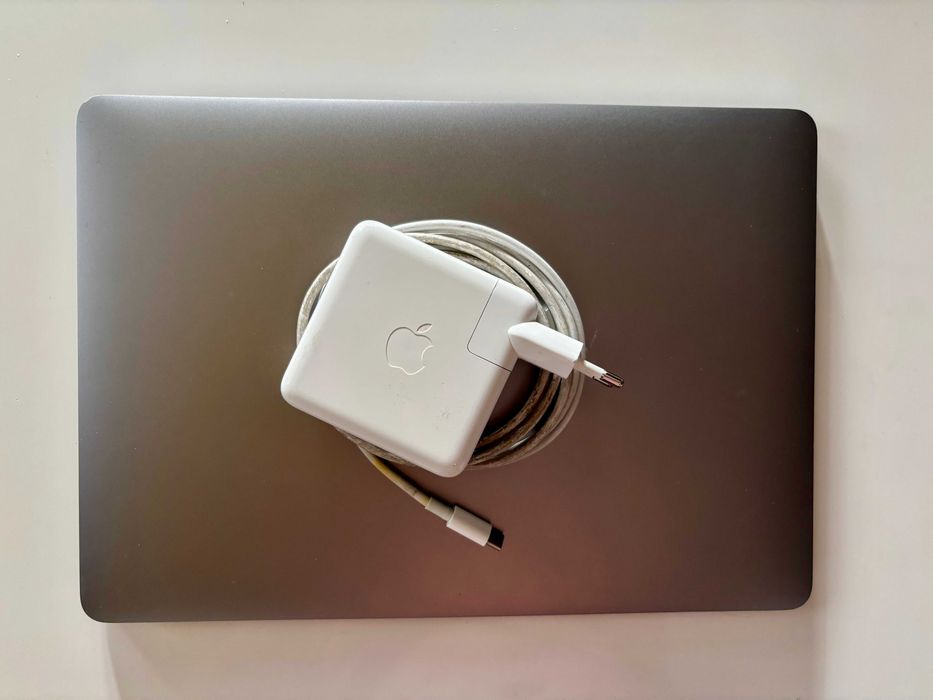 MacBook Pro 13 touchbar, 16GB, i7, 256GB