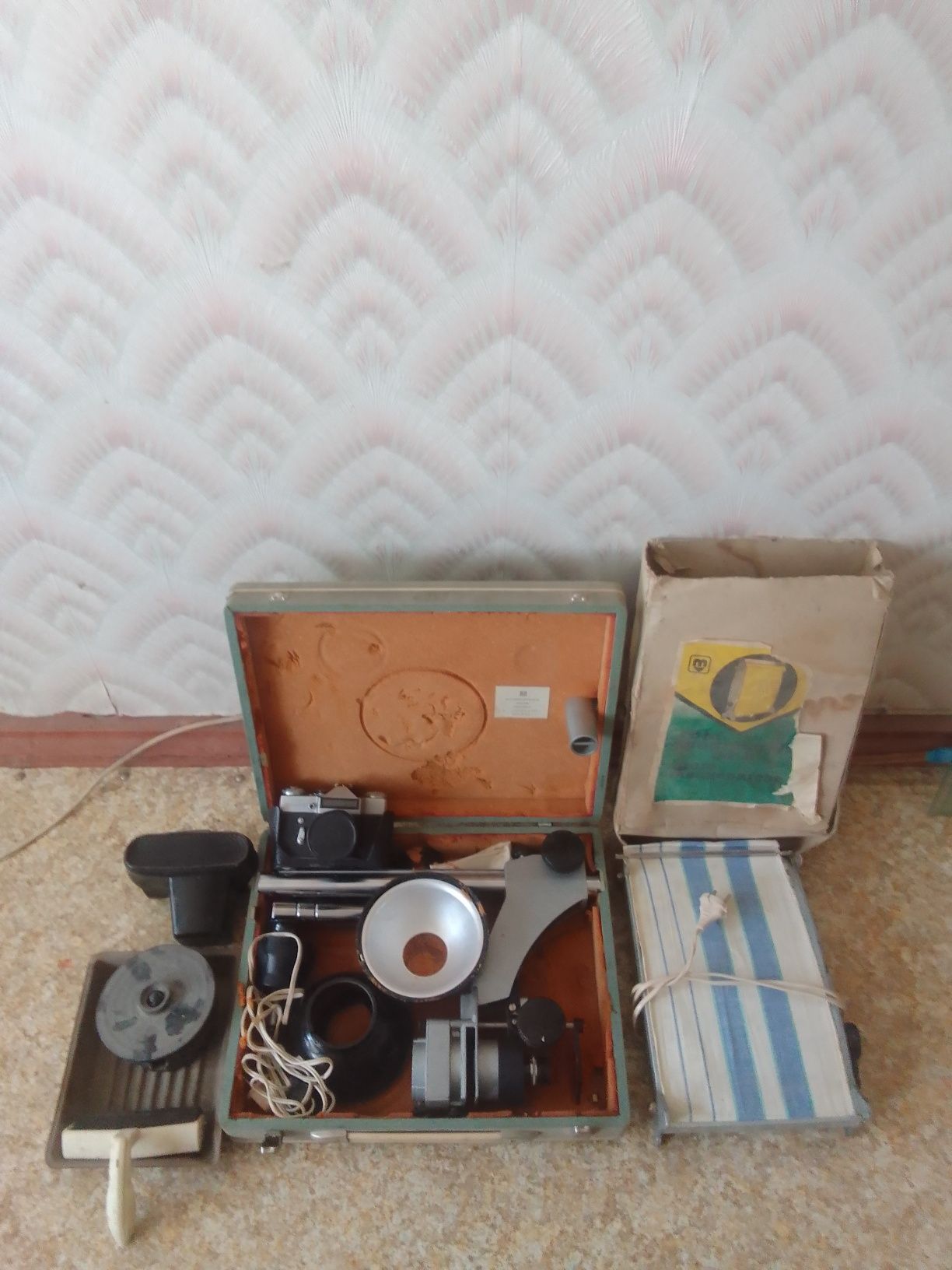 Фото набор ссср и фотоаппарат Зенит совеецкий рабочий
