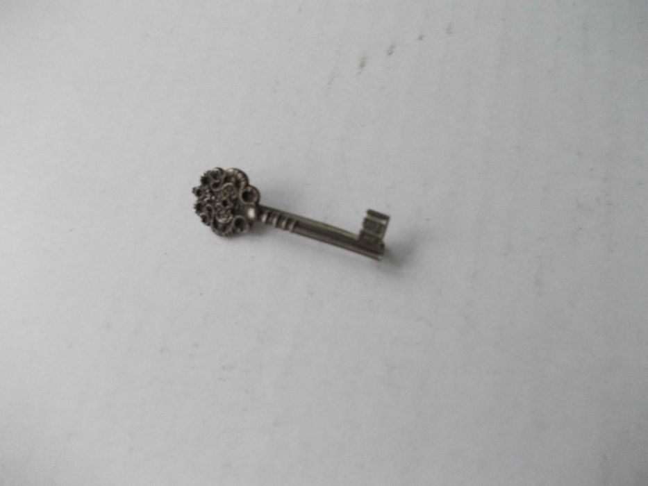 Brosa veche din argint cheie