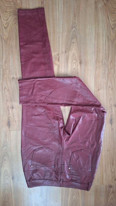 Дамски кожен панталон цвят бордо