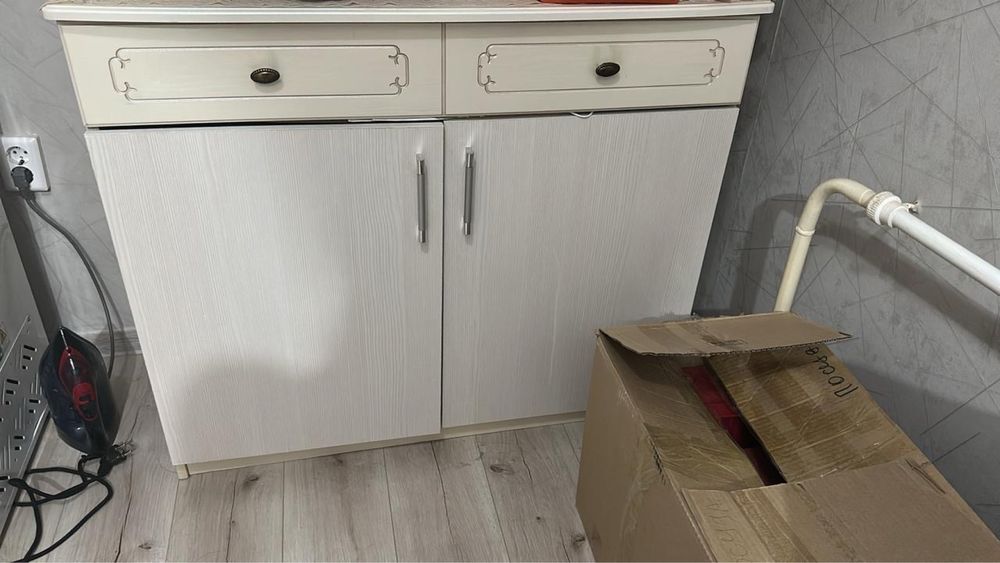 Продается шкаф и 2 тумбочки