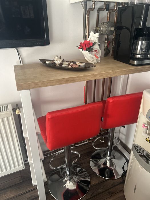 Vand un pult gen bar cu 2 scaune