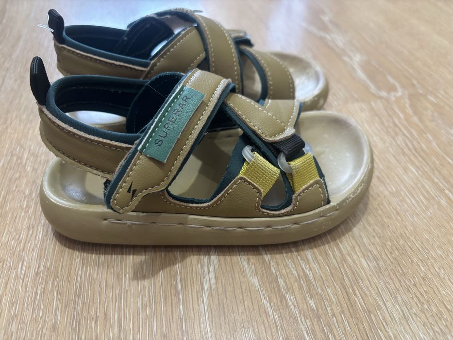 Продам детскую сандалии