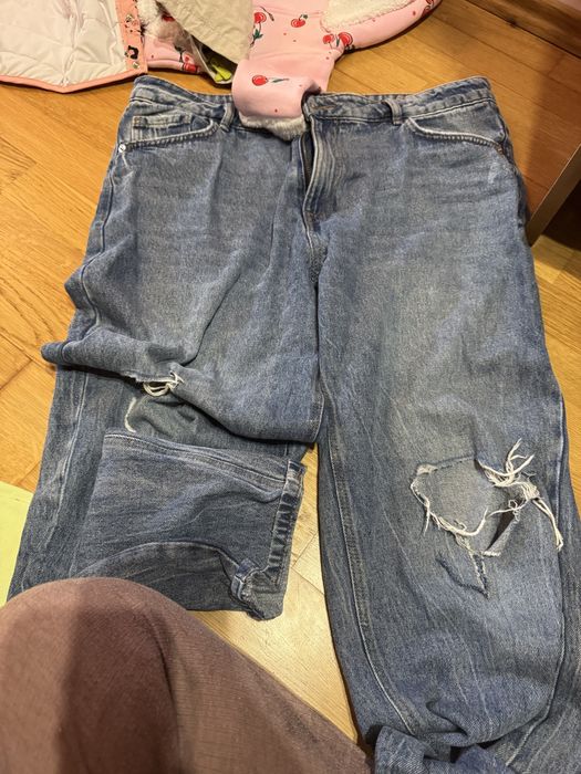 Продавам чанта със женски дрехи и обувки