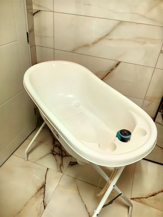Cădiță bebeluși cu cadru metalic, suport anatomic, termometru,