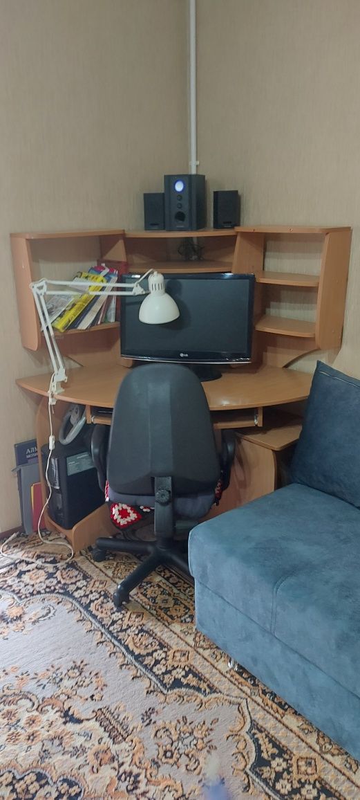 Продам компьютерный стол