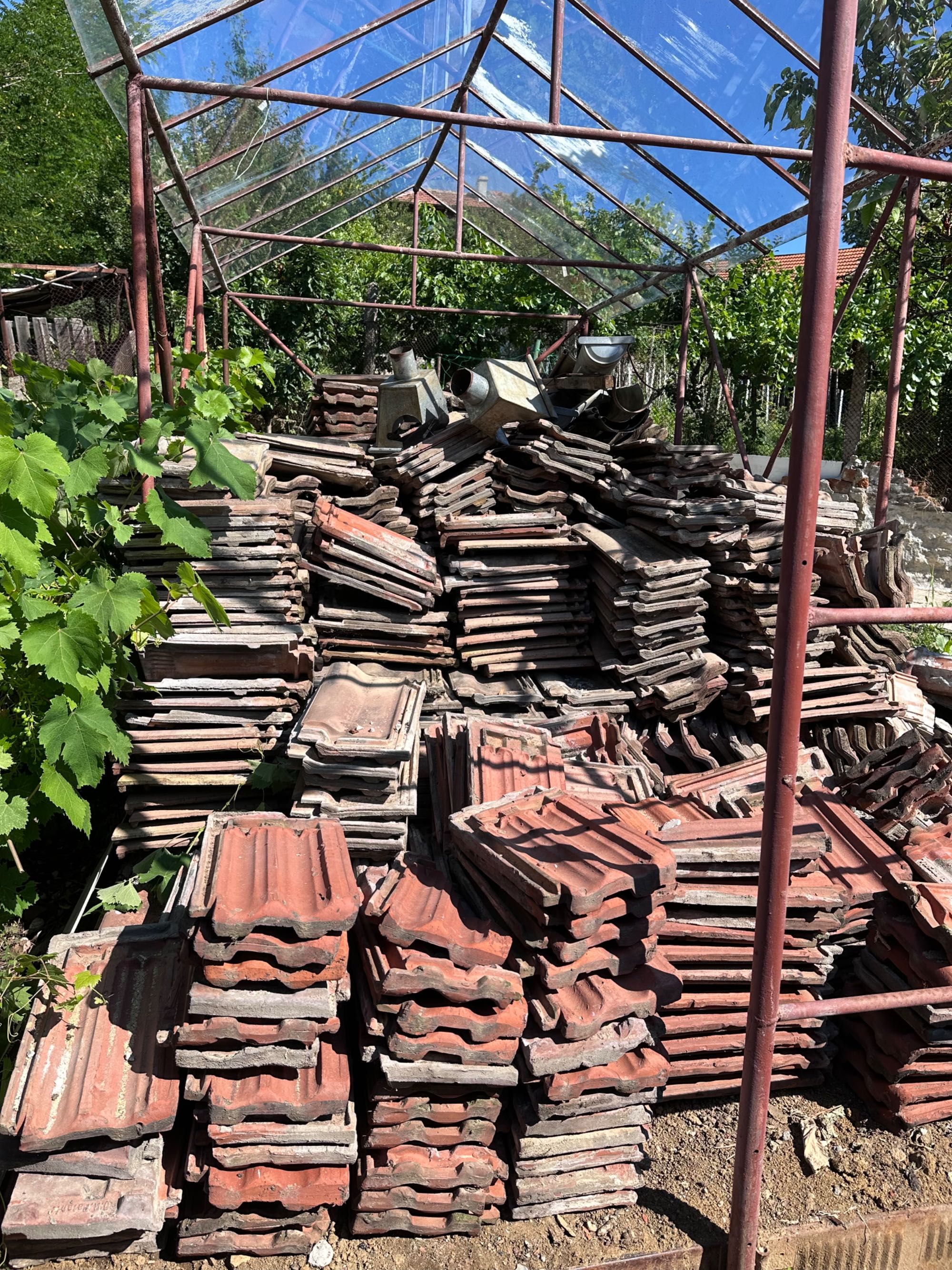 Продавам стари цигли