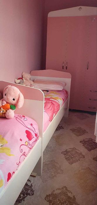 2 кровать, шкаф и компьютерные стол и еще 1 тумбочка