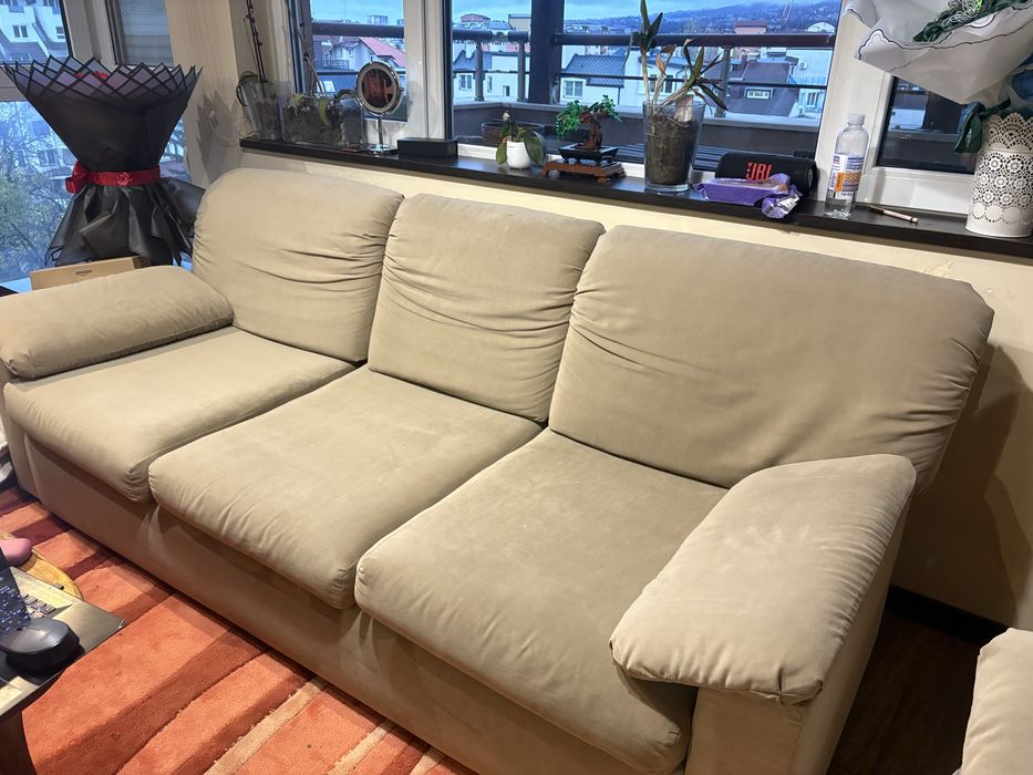 СПЕШНО! Два дивана + подарък Табуретка