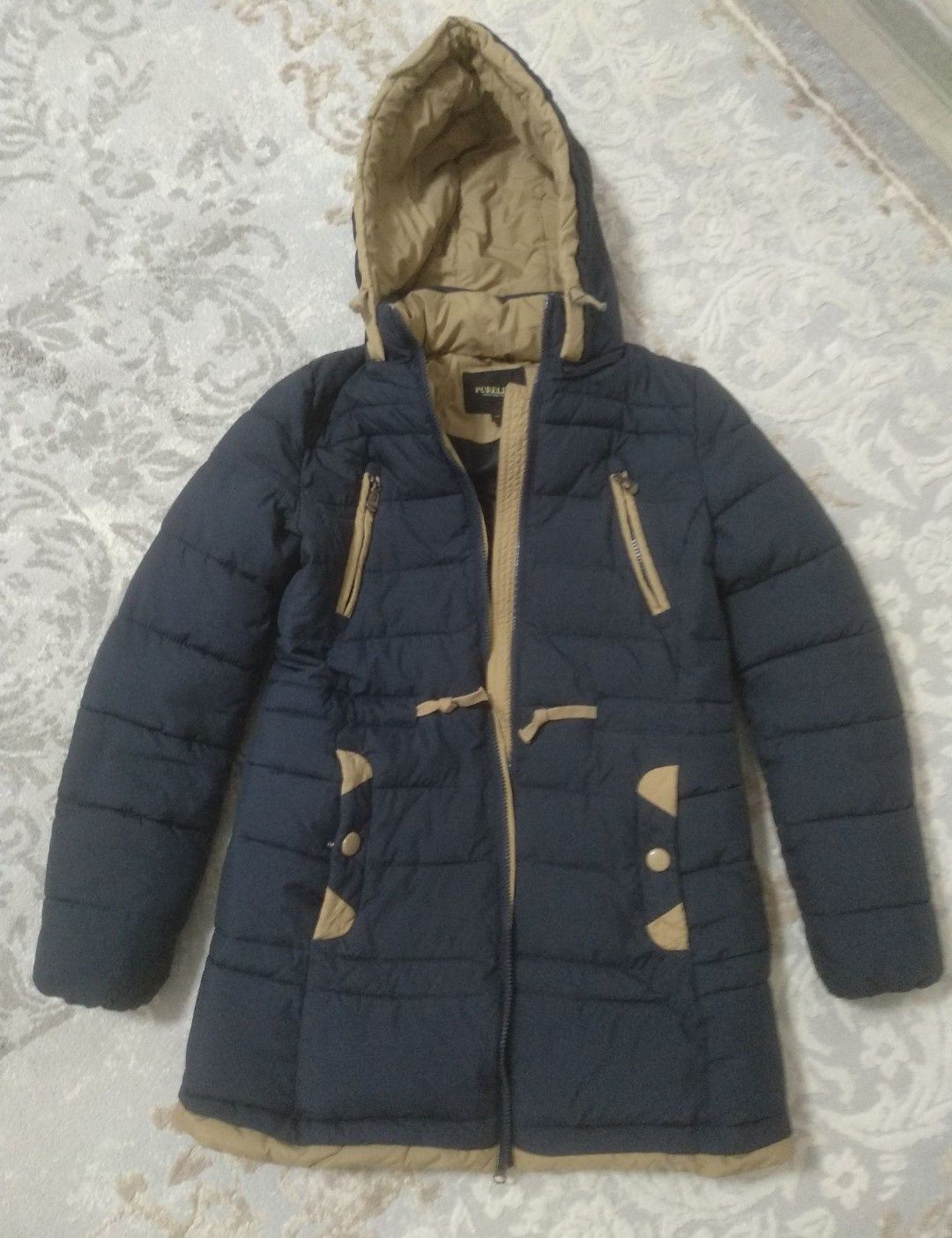 Продам зимнюю куртку с капюшоном