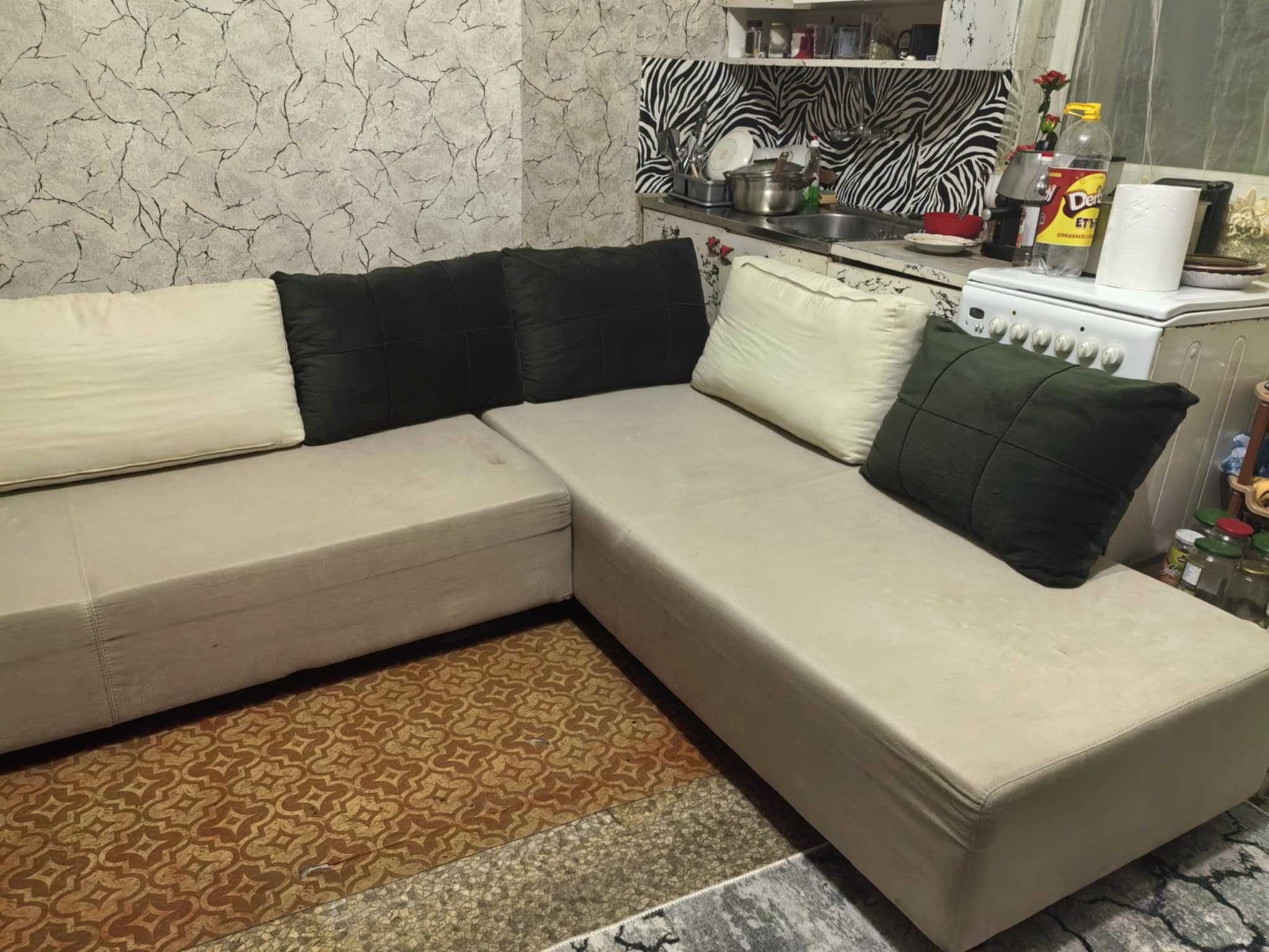 Продавам ъглов диван който се върти става като спалня